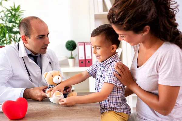 小男孩告诉他的医生 他的泰迪熊需要医疗照顾 — 图库照片