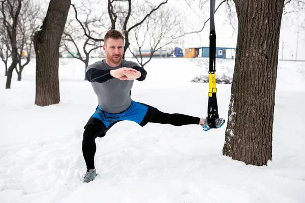 Latihan Kaki Dengan Tali Suspensi Untuk Pengembangan Kekuatan Otot — Stok Foto
