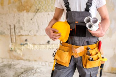 Koruyucu giysiler, çalışma araçları, projeler ve bir portre için poz kask