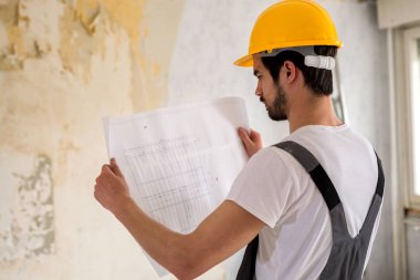 Proje şemalarını okuma ve inşaat alanında çalışma ortamında için ayarlama