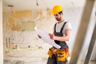 Proje şemalarını okuma ve inşaat alanında çalışma ortamında için ayarlama