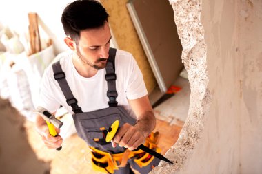 Beton duvar tavan görünümünden gözlenen aşağı yırtılma  