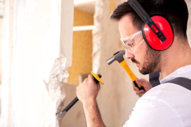 İşçi taşıyan kırmızı koruyucu kulaklık kullanarak Montaj cihazları-Kırıcı el duvar aletleri