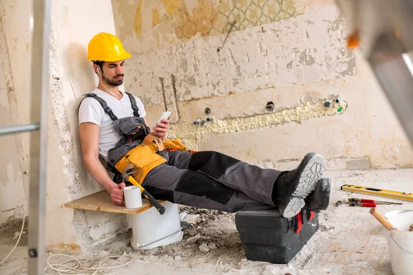 Chillen Met Koffie Muziek Met Rug Gebogen Een Muur — Stockfoto