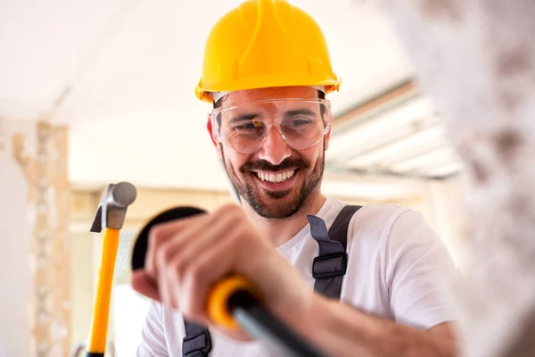 Ung Arbetare Som Håller Hammare Och Spetsig Mejsel — Stockfoto