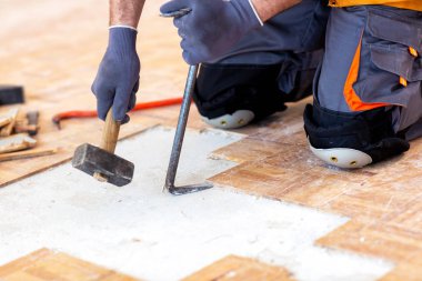 El işi çekiç ve levye ile çekici bir genç adam