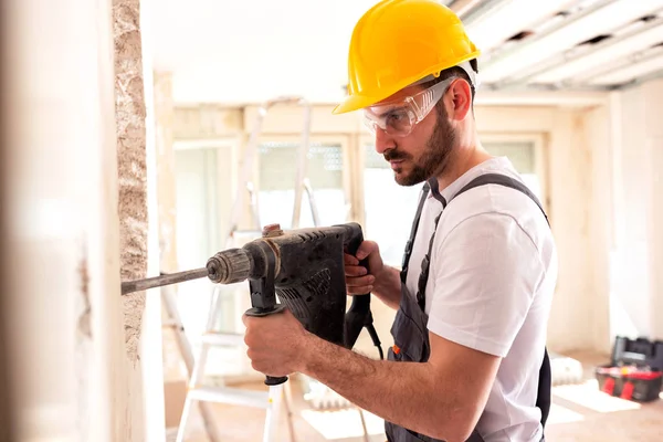 Elettricista Che Lavora Con Utensili Muratura Con Equipaggiamento Protettivo Sicurezza — Foto Stock