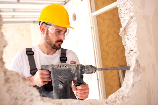 Elektriker Arbetar Med Murverk Verktyg Bära Skyddande Och Säkerhet Redskap — Stockfoto