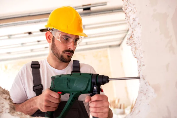 Boren Van Gaten Een Oude Muur Met Hamer Grondboorapparatuur Versleten — Stockfoto