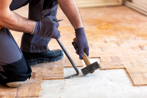 Kreativa Och Hårt Arbetande Handyman Sliter Ner Parkett Strukturen — Stockfoto