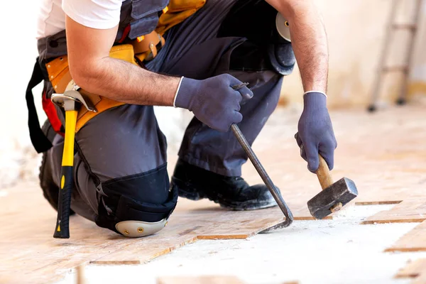 Solo Haciendo Lugar Para Nuevo Parquet Con Martillo Palanca Trabajo —  Fotos de Stock