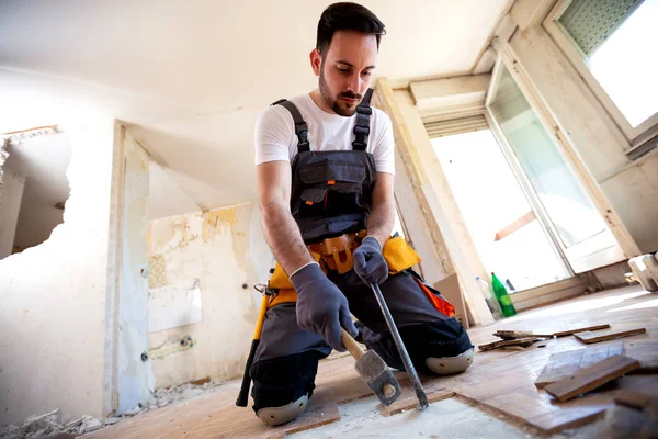 Hombre Guapo Haciendo Trabajo Manual Eliminación Azulejos Parquet Viejos Pisos —  Fotos de Stock