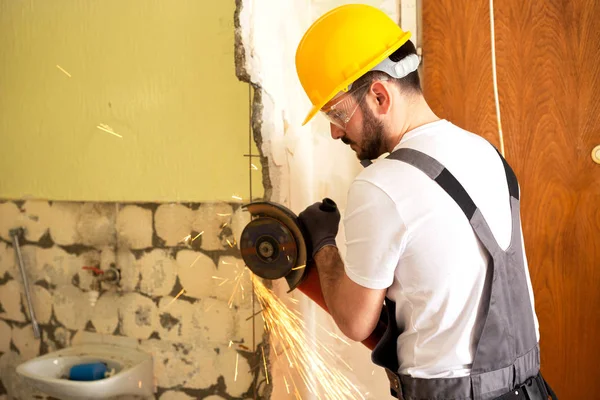 Crafty Arbetare Skära Metallbeslag Från Betong Väggen Med Kvarn — Stockfoto