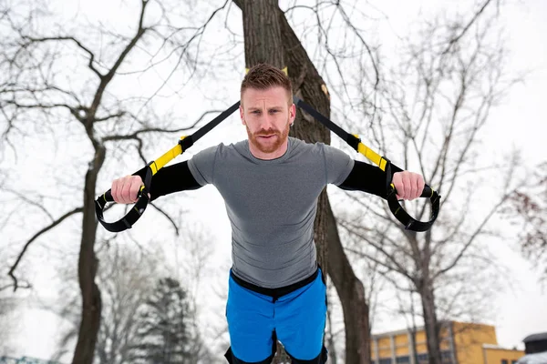 Seorang Pria Melakukan Pelatihan Berat Badan Dinamis Hanya Menggunakan Massa — Stok Foto