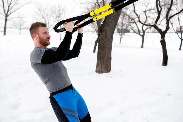 Ejercicios Entrenamiento Bíceps Con Equipo Suspensión Parque Día Nevado —  Fotos de Stock