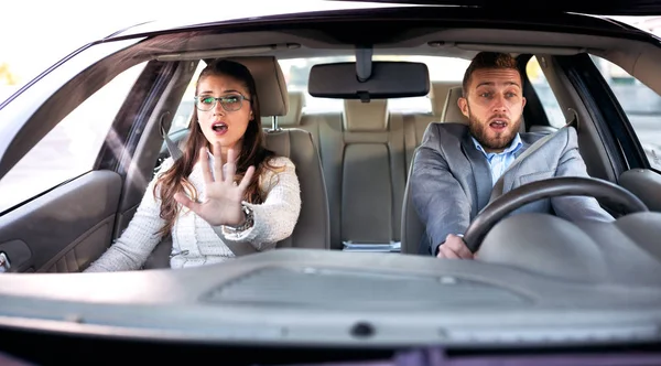 Homem Uma Mulher Uma Situação Estressante Durante Condução Carro — Fotografia de Stock