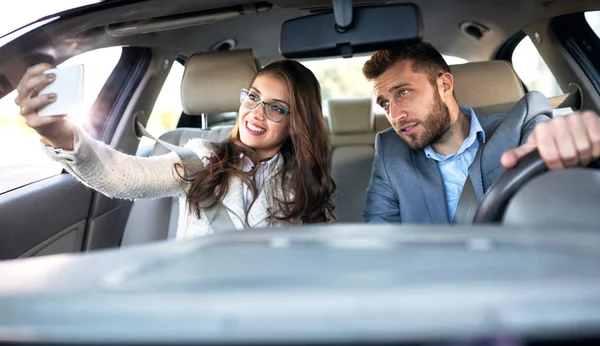 Rijden Kijken Naar Mobiele Telefoon Een Gedrag Dat Niet Wordt — Stockfoto