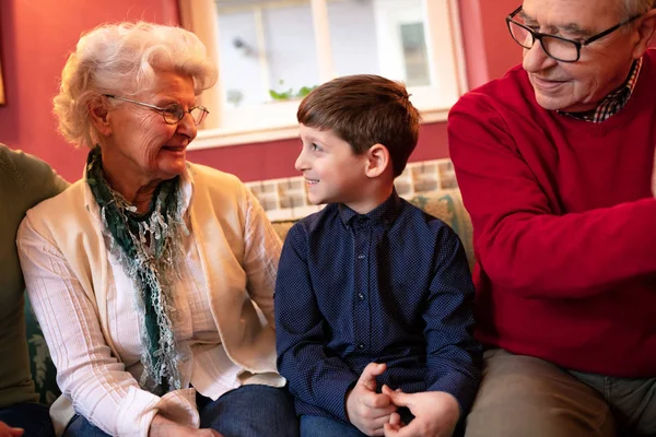 Cucu Mengunjungi Kakek Neneknya Selama Liburan Dan Melihat Depan Untuk — Stok Foto