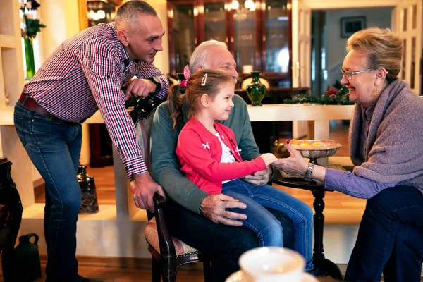 Padre Hija Sus Abuelos Pasan Momentos Felices Durante Una Visita —  Fotos de Stock