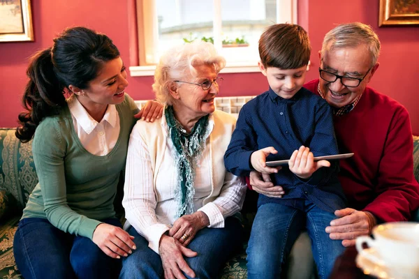 Lindo Niño Divirtiéndose Con Regalo Sus Amorosos Abuelos — Foto de Stock