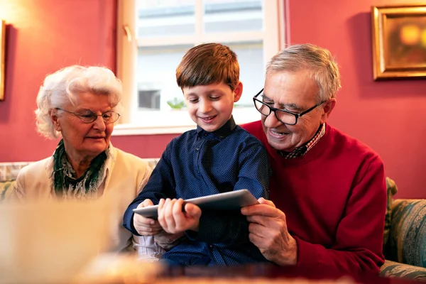 Nieto Enseñando Sus Abuelos Cómo Usar Una Tableta Buscar Internet — Foto de Stock