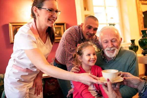 Sjuksköterska Som Serverar Den Gamla Folk Hem Ger Omsorg Och — Stockfoto