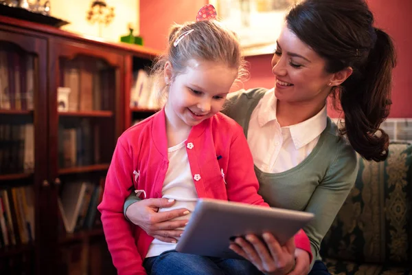 Mutter Und Tochter Teilen Besondere Momente Und Bindung — Stockfoto