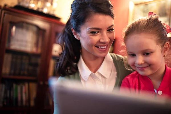 Ziet Darling Die Deze Tablet Zeer Nuttig Hoop Dat Het — Stockfoto