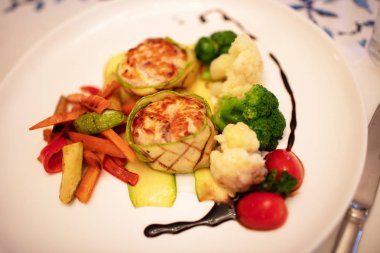 Balık, artış, limon ve biraz sebze restoranda bir tabakta servis