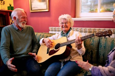 Sadece bir iyi şarkı gitar güzel zamanları hatırlamak yeter