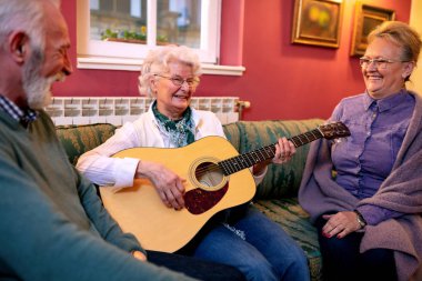 Sadece bir iyi şarkı gitar güzel zamanları hatırlamak yeter