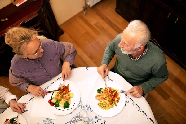 Enfermera Cariñosa Atendiendo Los Ocupantes Hogar Ancianos Durante Cena — Foto de Stock