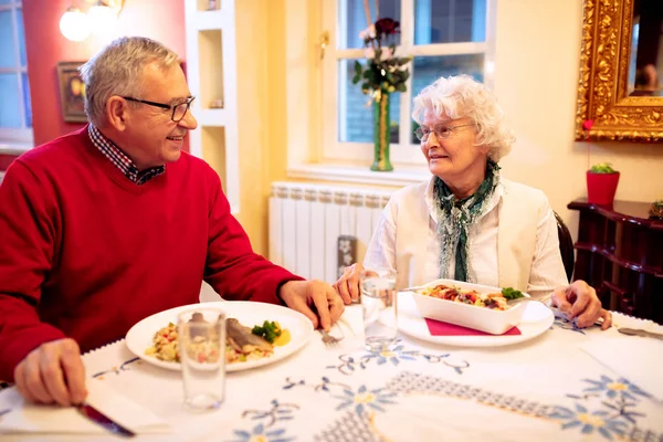 Férj Feleség Amelynek Vacsora Étteremben Egy Idősek Otthonában — Stock Fotó