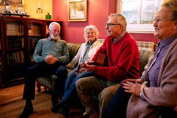 Ålderdomshemmet Spelar Gitarr Och Sjunger Gästrummet — Stockfoto