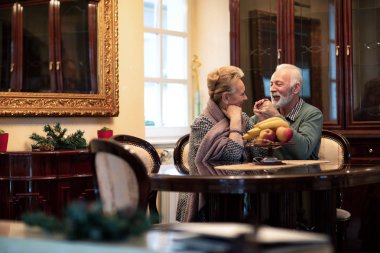 Ortaklar elele ve birbirimizi sonsuza kadar sevgi dolu bir yaşam için