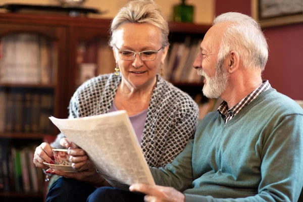 Deux Intellectuels Passent Temps Ensemble Boire Thé Lire Les Journaux — Photo