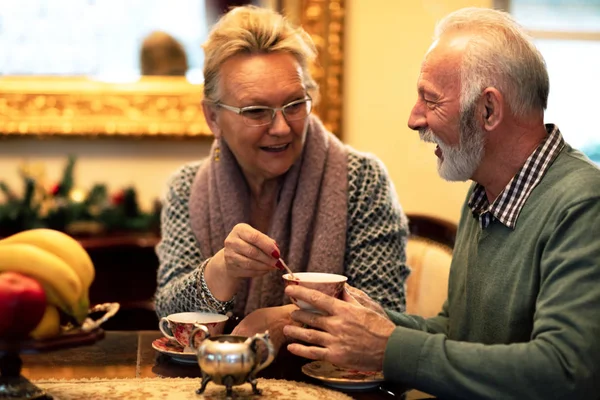 Amante Esposa Añadiendo Azúcar Marido Pareja Ancianos — Foto de Stock