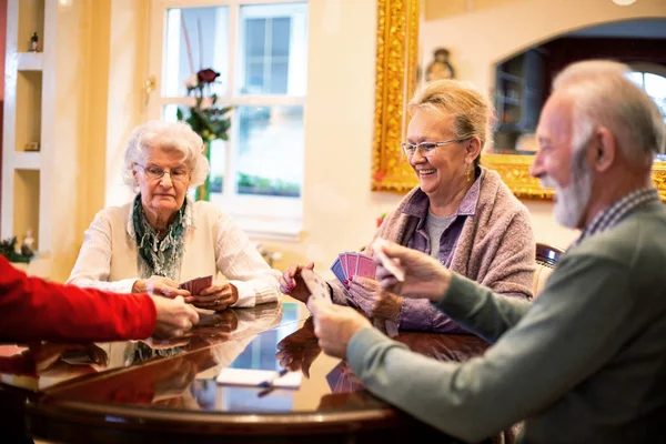 Ledande Personer Spela Kortspel Och Roligt — Stockfoto