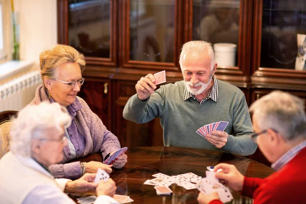 Pessoas Idosas Jogando Jogos Cartas Divertindo Fazendo Isso — Fotografia de Stock