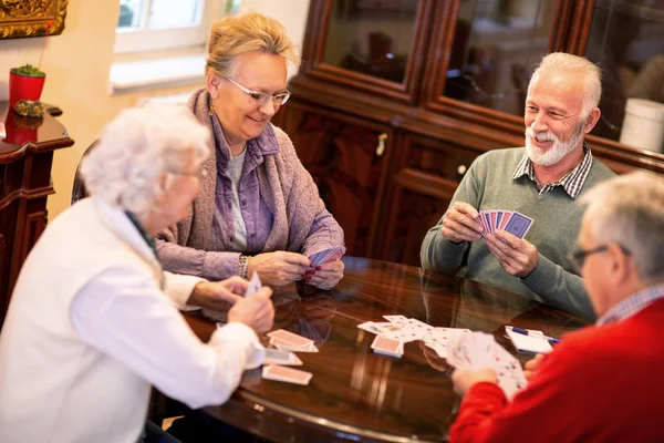 Hanya Permainan Kartu Persahabatan Antara Teman Lama Untuk Membuat Waktu — Stok Foto