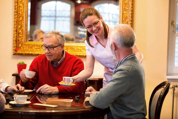 Pensionering Hem Åkande Sitter Vid Bordet Tillsammans Och Spelar Olika — Stockfoto