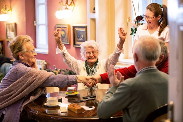 Ocupantes Casas Retiro Sentados Mesa Juntos Jugando Varios Juegos — Foto de Stock