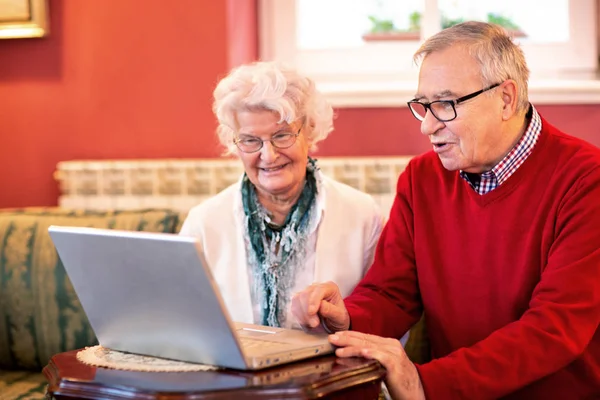 Pareja Mayor Leyendo Noticias Internet Divirtiéndose Explorando Web — Foto de Stock