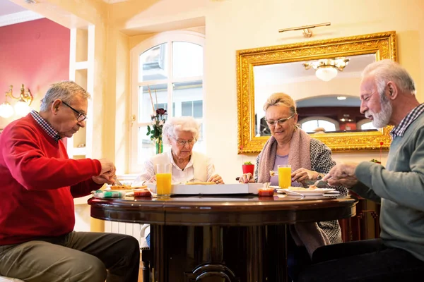 Äldre Människor Har Middag Sitter Bord Och Chatta — Stockfoto