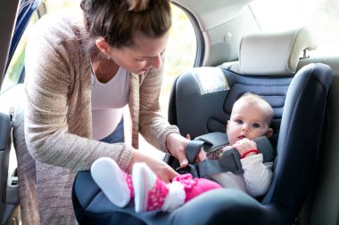 Sevimli küçük kız annesi ile bir gezintiye olacak