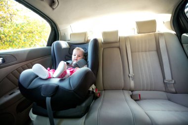 Onu rahat araba koltuğunda yolculuk zevk bebek