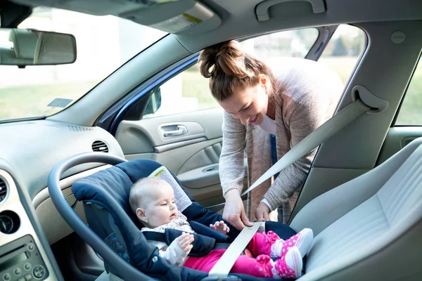 Colocar Cinto Segurança Importante Especialmente Companheiro Viagem Filho Sua Própria — Fotografia de Stock