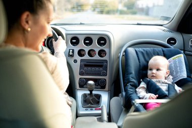 Anne ve sevimli kızı mahallede dolaşıyordum 