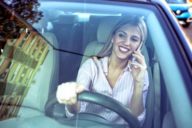 Bir araba sürüş sırasında cep telefonu üzerinde konuşurken herkes için tehlikeli.