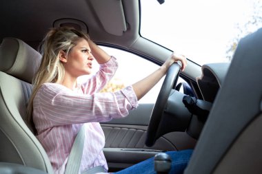 Sevimli sarışın kız ve trafik, profil üzgün sürücüsünün üzgün olmanın